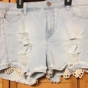 Tinseltown NWT Distressed Short w/crochet size 11